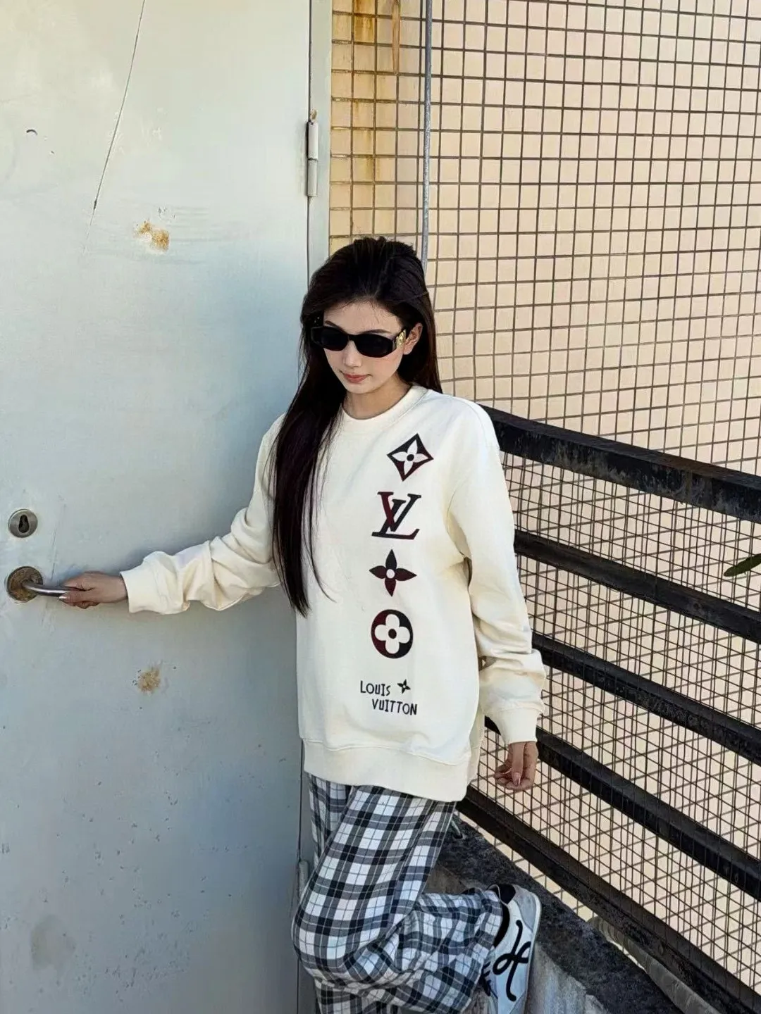Louis Vuitton/Louis Vuitton 25Fw contrasting color four-flower embroidery crew neck sweatshirt